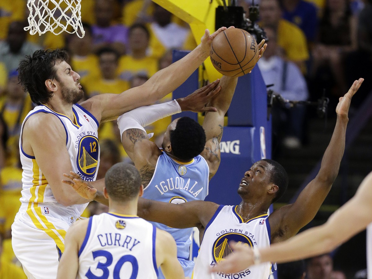 Momentka zo zápasu Golden State - Denver: Andrew Bogut blokuje Andreho Iguodalu