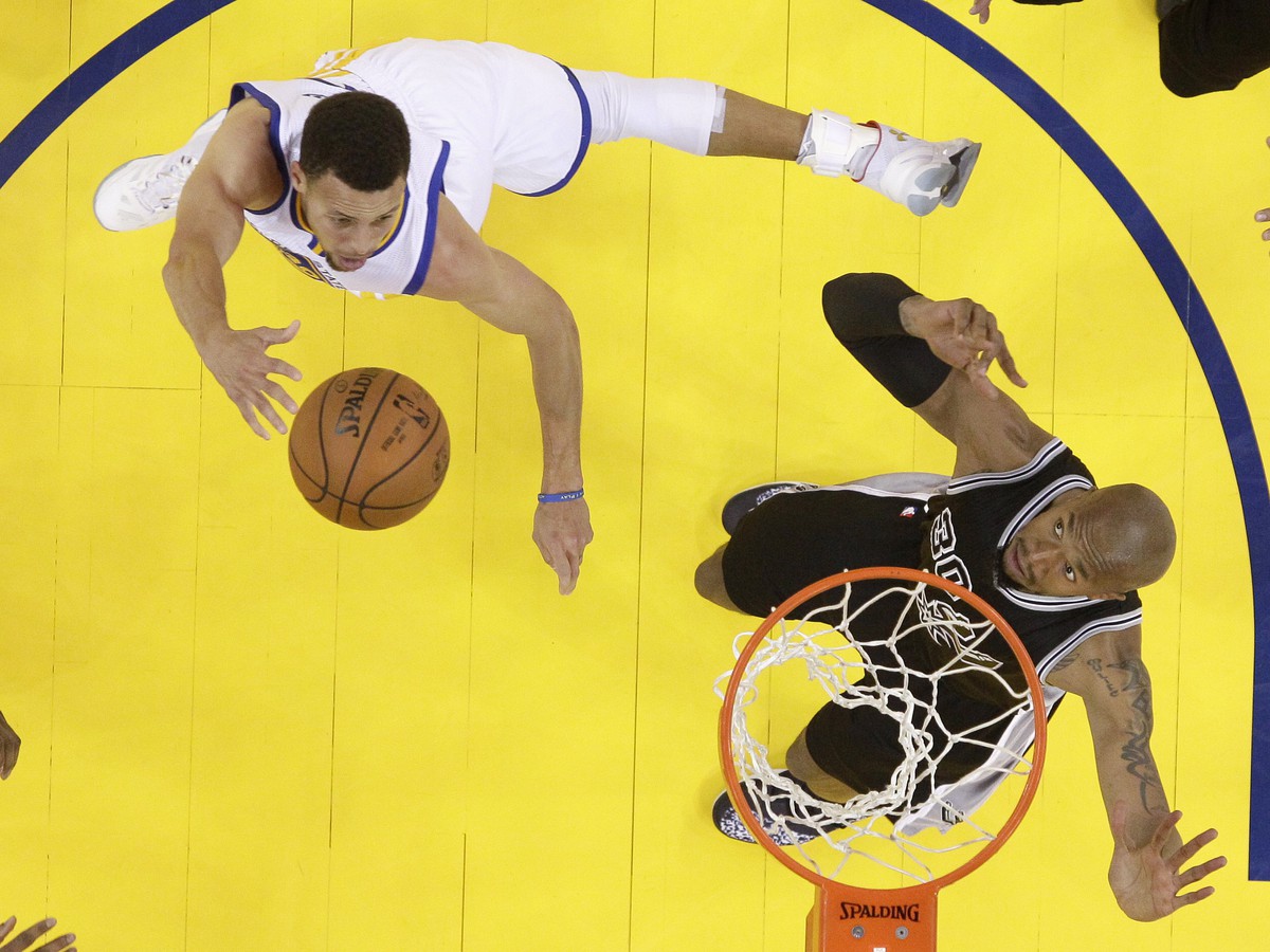 Stephen Curry z Golden State Warriors (vľavo) a David West z San Antonio Spurs