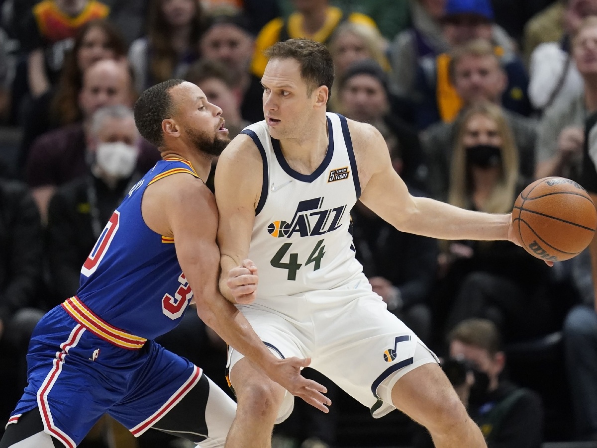 Basketbalista Utahu Jazz Bojan Bogdanovič a basketbalista Golden State Warriors Stephen Curry bojujú o loptu počas zápasu NBA