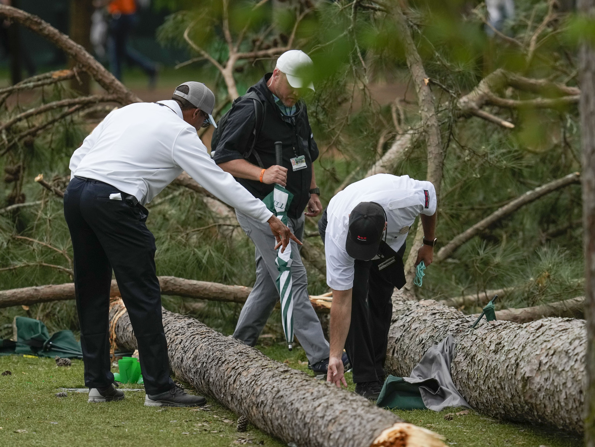 Druhé kolo golfového major turnaja Masters v Auguste prerušili po tom, ako v blízkosti 17. jamky spadli vplyvom silného vetra tri vysoké stromy