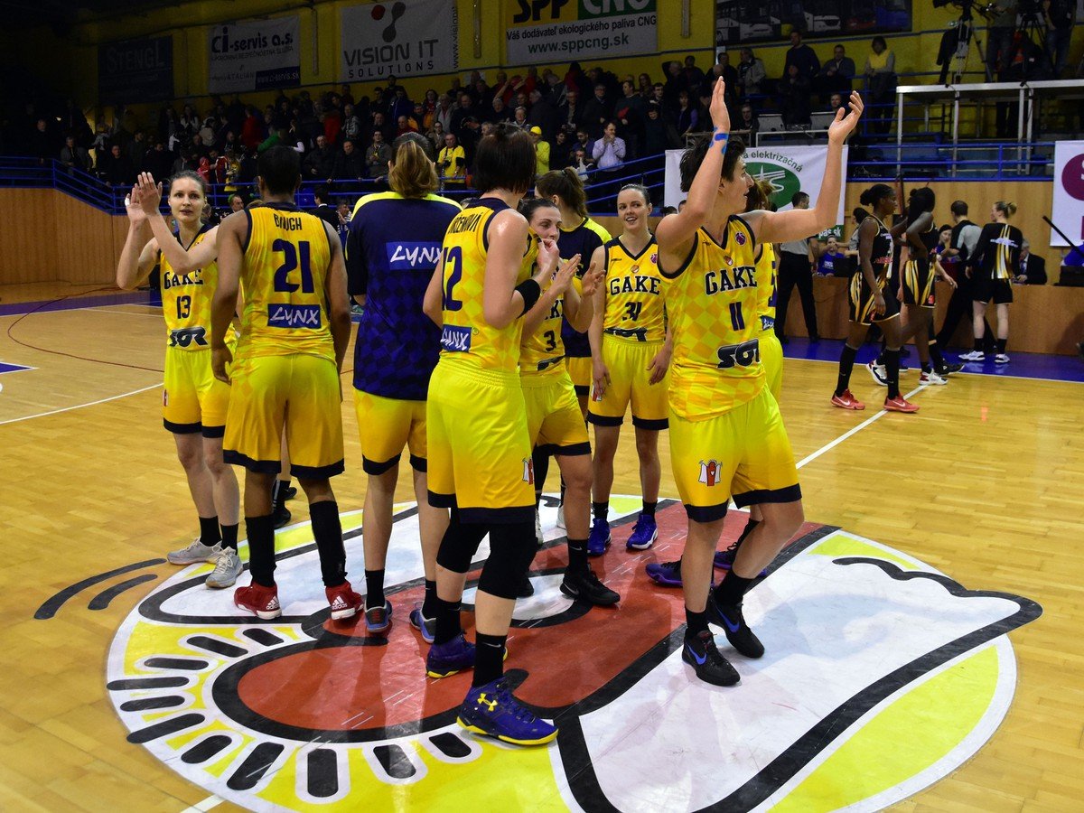 Na snímke basketbalistky Good Angels Košice sa tešia po víťazstve