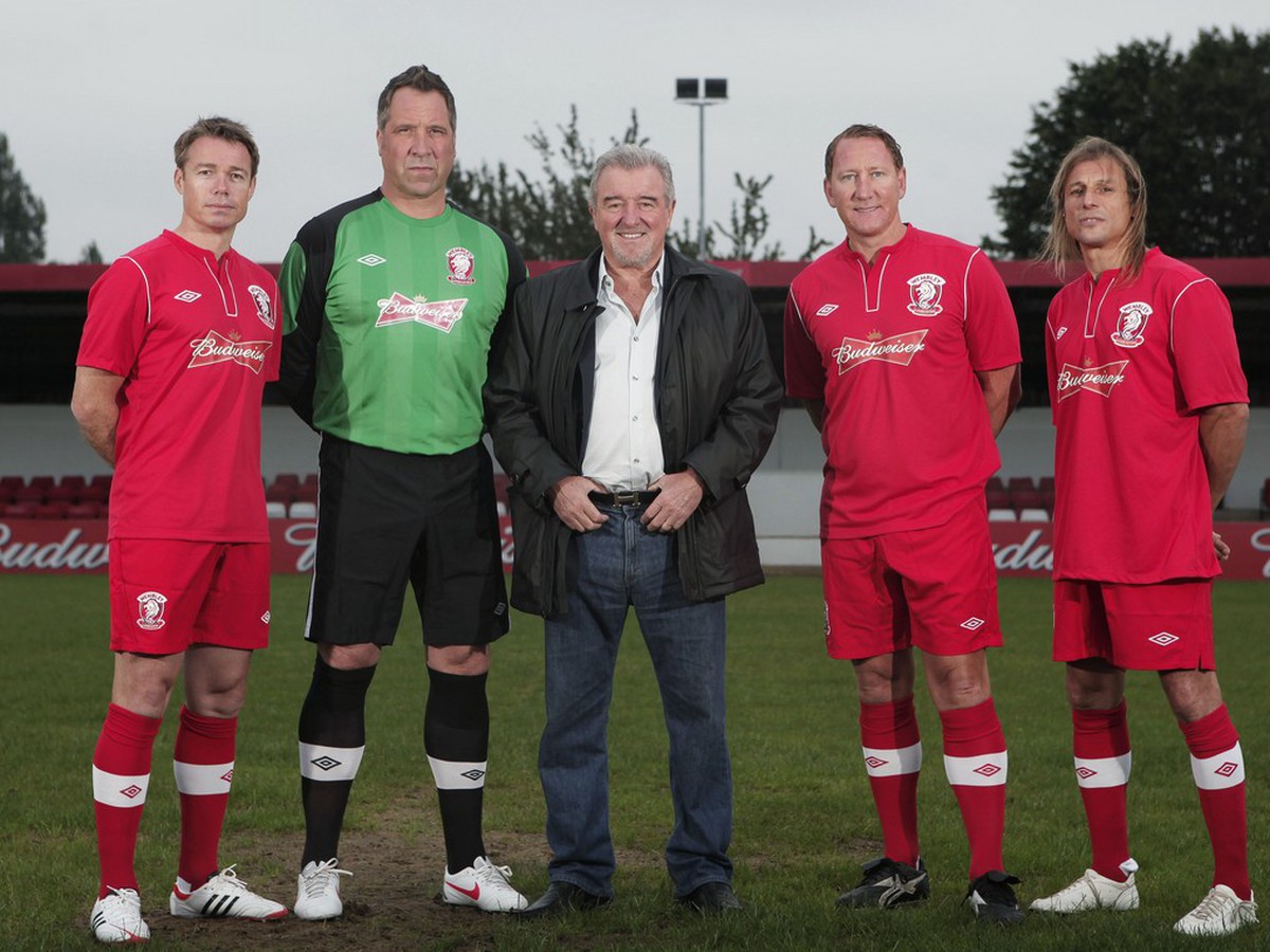 Graeme Le Saux, David Seaman, prezident Brian Gumm, Ray Parlour a Claudio Caniggia