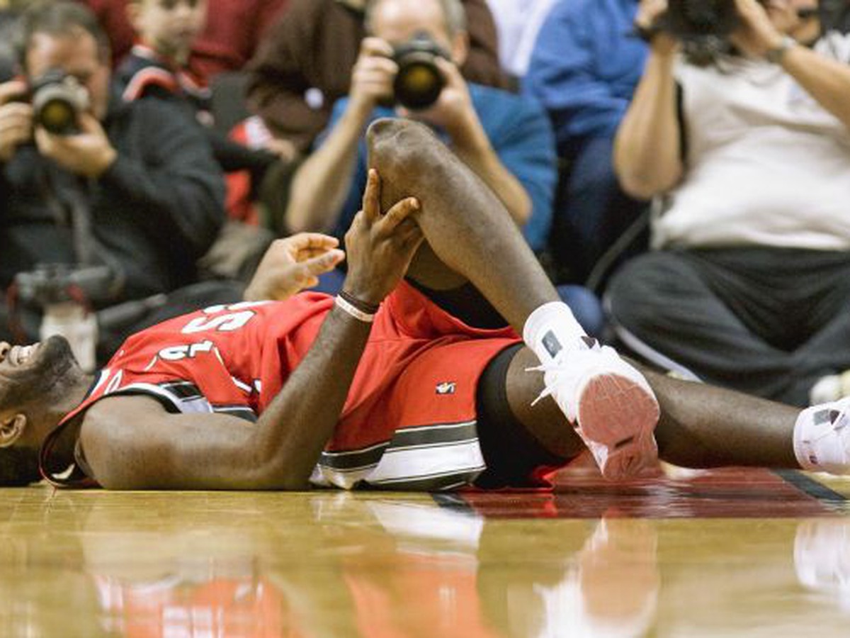 Greg Oden s bolestivou grimasou