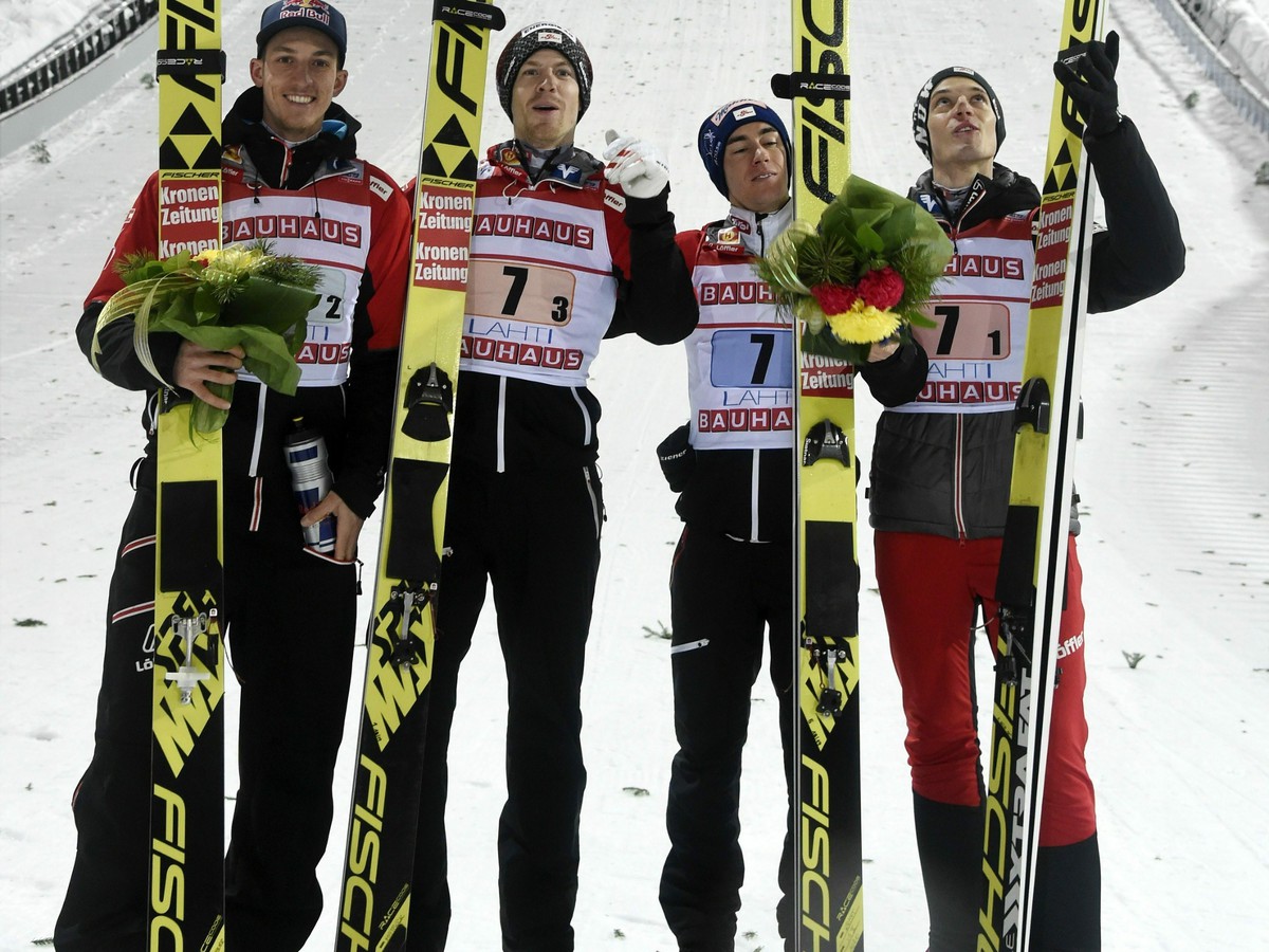 Víťazní rakúski skokani na lyžiach v zložení zľava Gregor Schlierenzauer, Michael Hayboeck, Stefan Kraft a Philipp Aschenwald