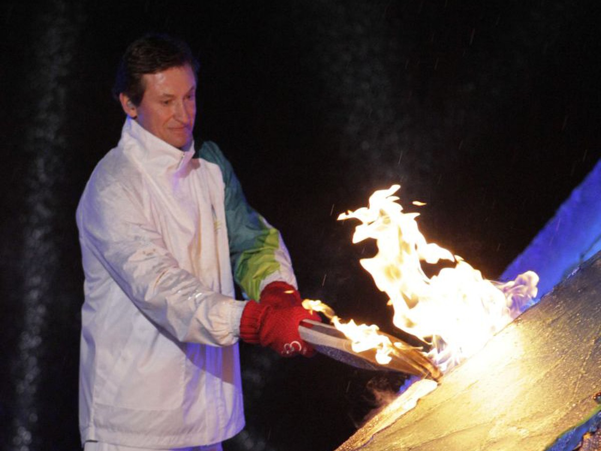 Wayne Gretzky práve zapaľuje olympijský oheň