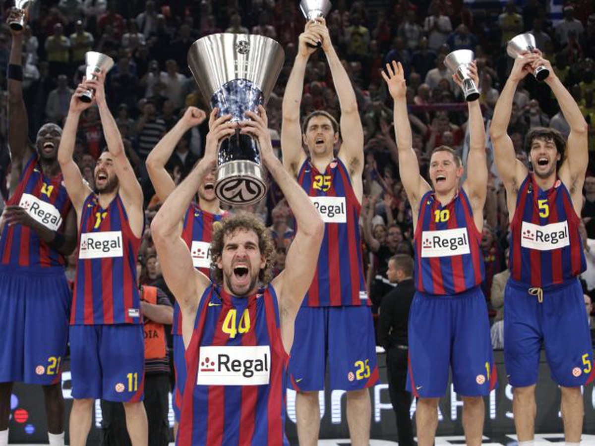 Hráči Barcelony sa tešia zo zisku trofeje