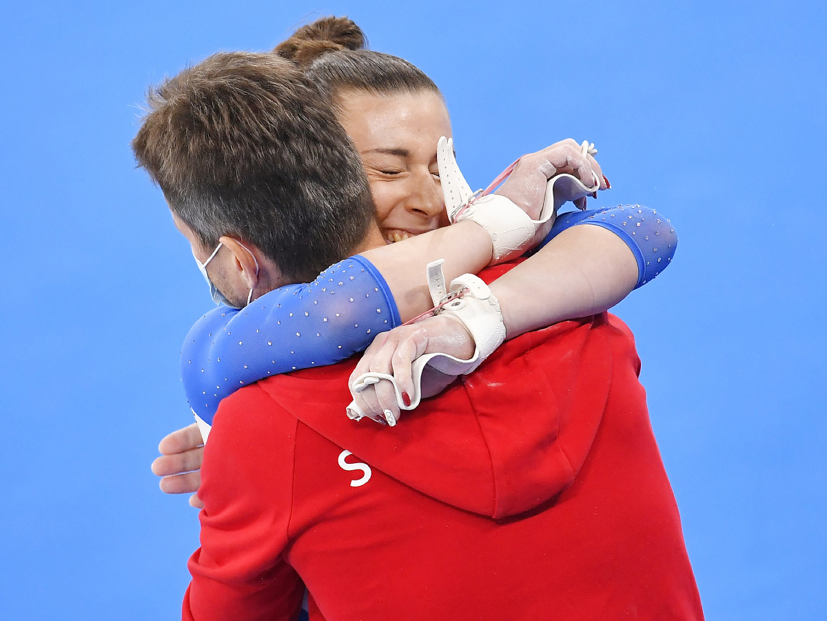 Barbora Mokošová a tréner Martin Zvalo sa objímajú počas kvalifikácie viacboja