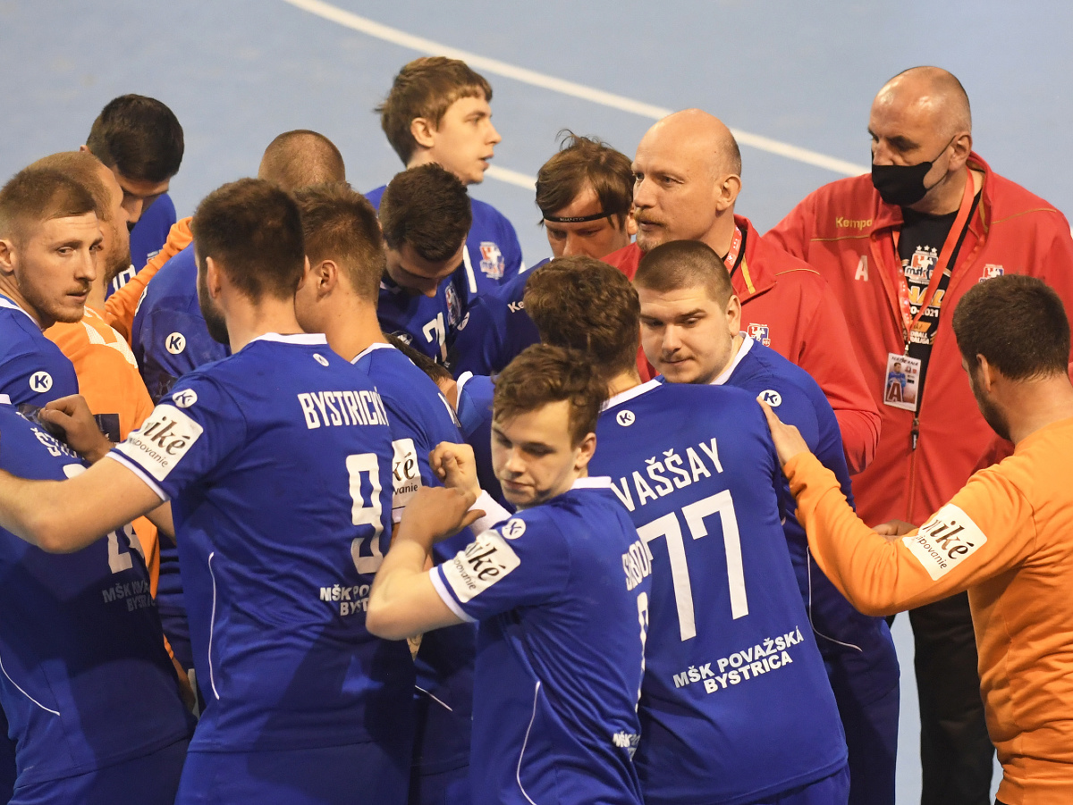 Hráči Považskej Bystrice počas prvého finálového zápasu play off Niké Handball extraligy mužov