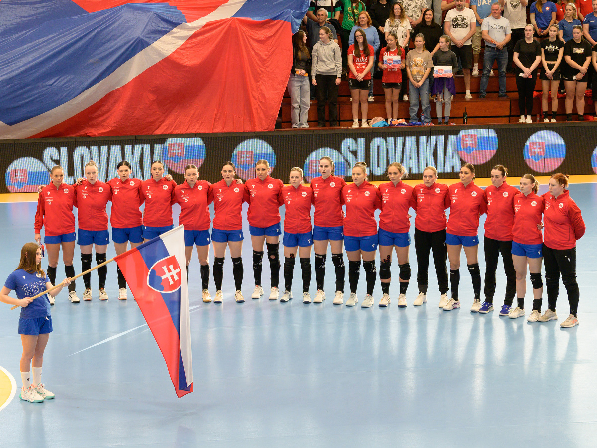 Reprezentačné družstvo Slovenska pózuje pred zápasom 2. skupiny kvalifikácie ME 2024 v hádzanej žien medzi Slovenskom a Ukrajinou v Šali