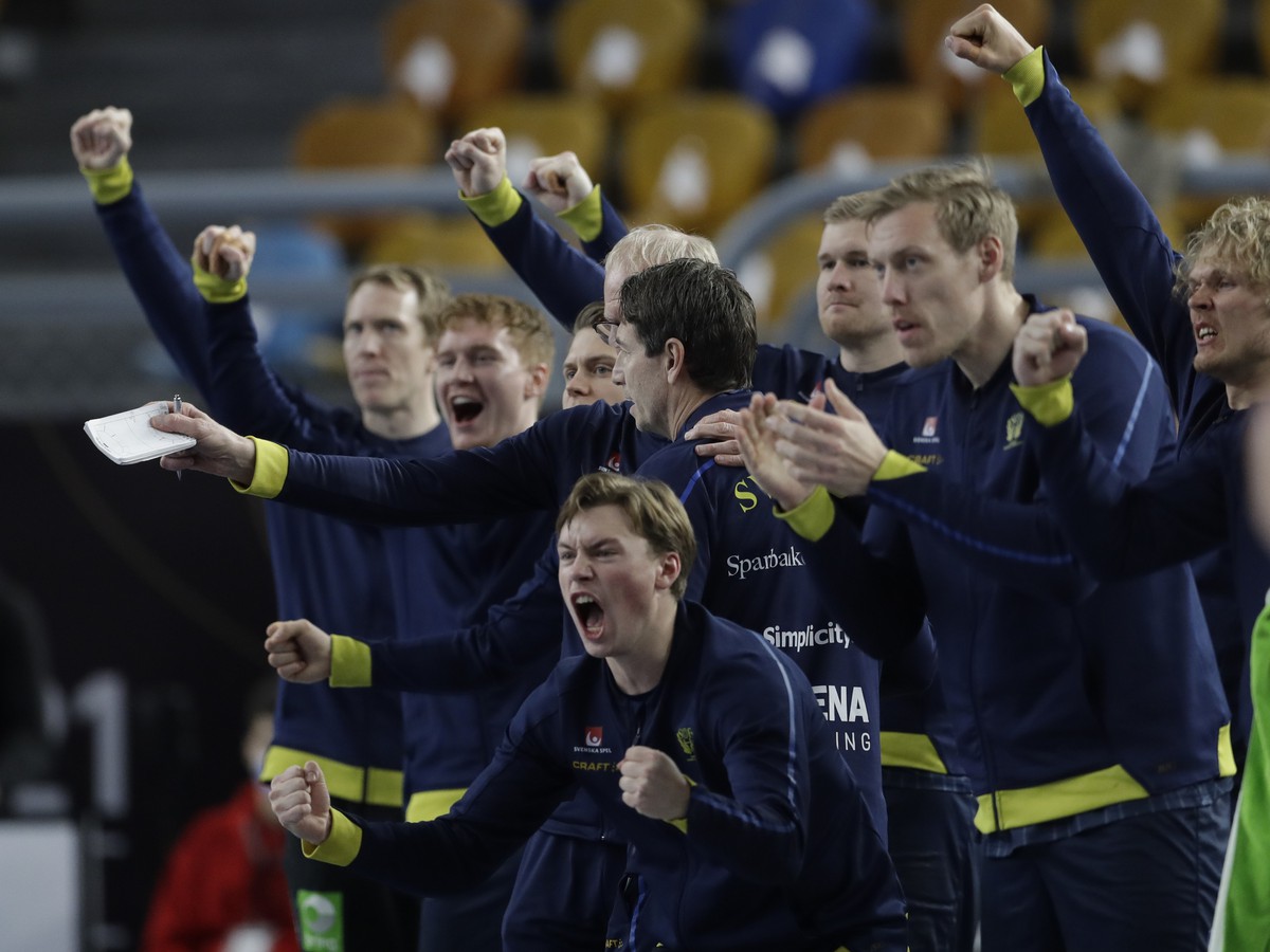 Švédski hádzanári sa tešia počas semifinálového zápasu majstrovstiev sveta