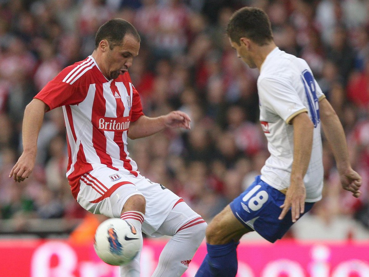 Hráč Hajduku Split Mirko Oremus (vpravo) v súboji o loptu s Matthew Etheringtonom z anglického Stoke City v zápase predkola Európskej ligy (28.7.)