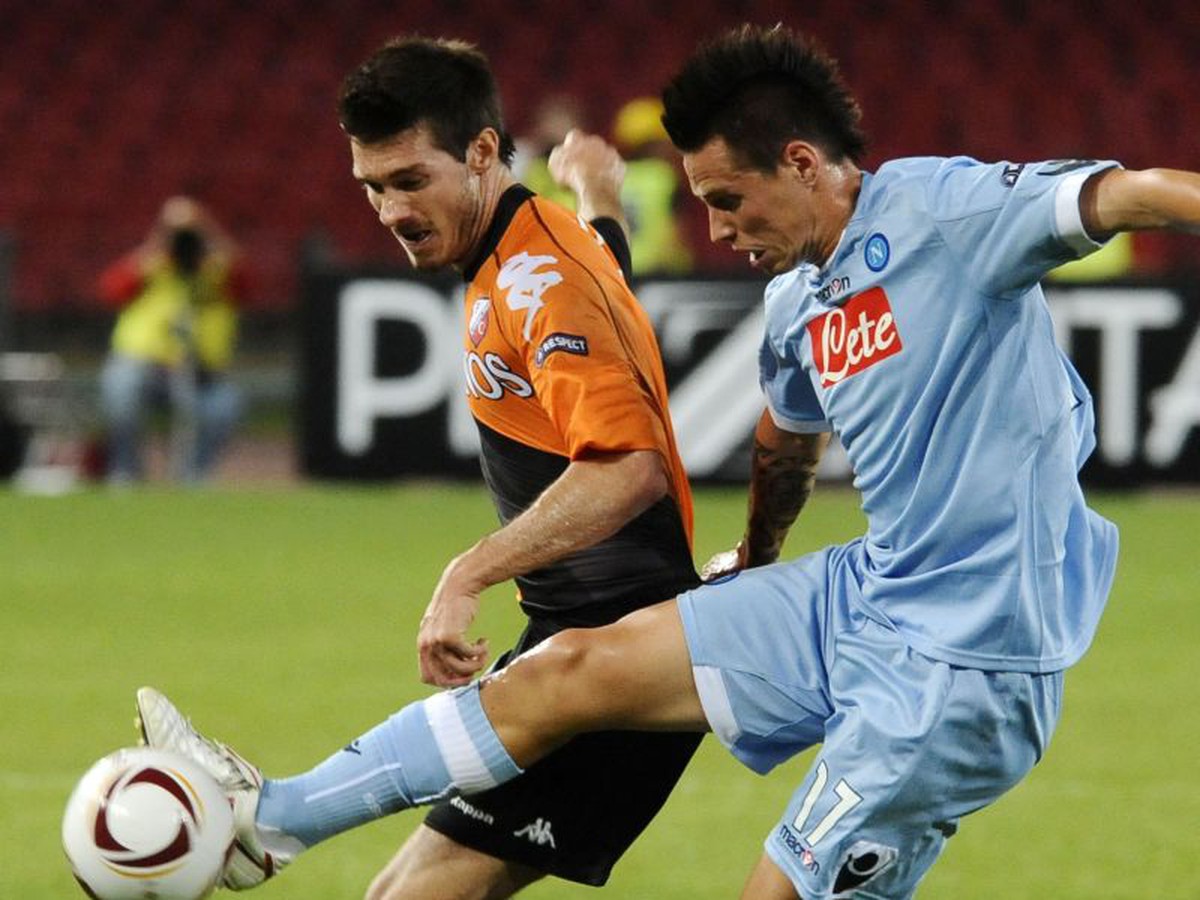 Marek Hamšík v súboji s Duplanom z Utrechtu