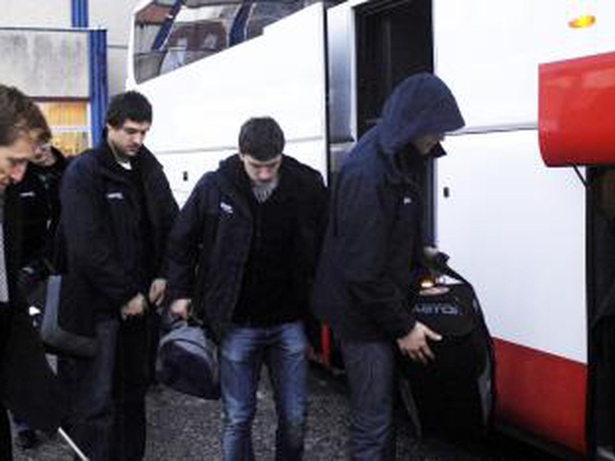 Hanlon a hráči pri odchode do Švajčiarska