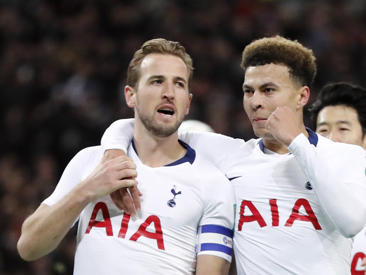 Futbalista Tottenhamu Harry Kane (vľavo) sa teší so spoluhráčmi po strelení gólu