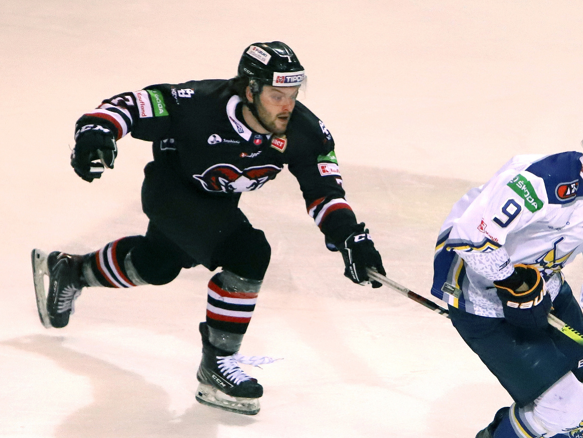 Na snímke zľava Filip Vašaš (Banská Bystrica) a Alex Rauter (Spišská Nová Ves) počas zápasu 33. kola hokejovej Tipos extraligy 