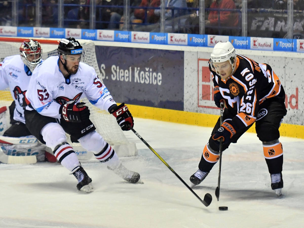 Na snímke vľavo hráč HC 05 iClinic Banská Bystrica Jacob Cardwell a vpravo hráč HC Košice David Květoň
