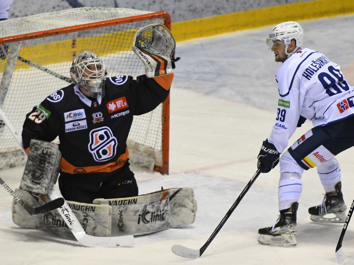Na snímke vľavo brankár Andrej Košarišťan (HC Košice), vpravo Adrián Holešinský (HK Nitra)