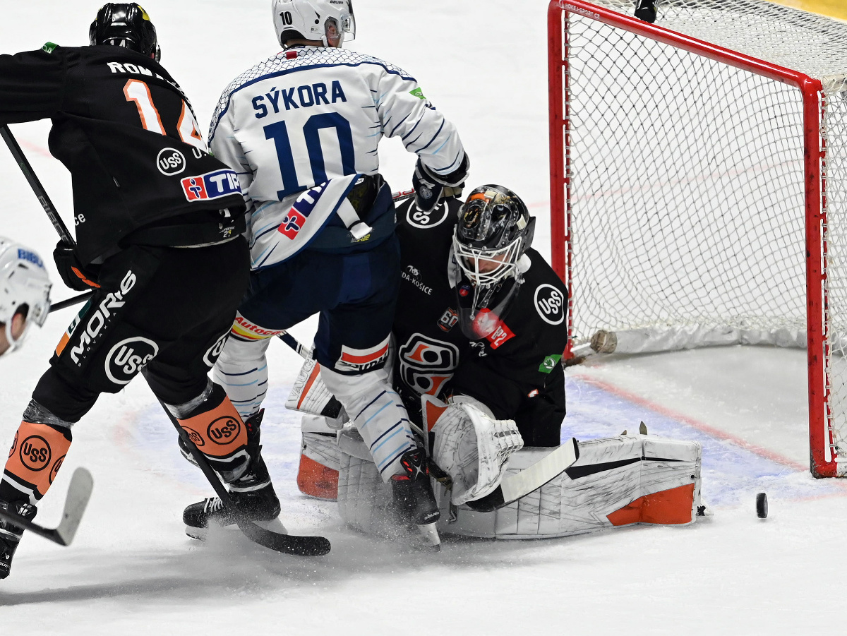 Adam Sýkora z HK Nitra (v strede) a brankár Jaroslav Janus z HC Košice (vpravo) 