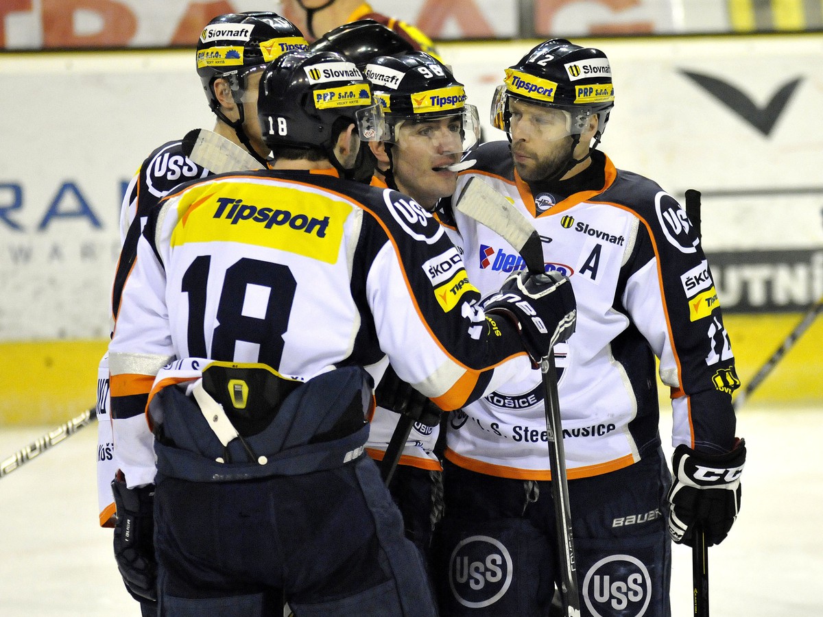 Jiří Bicek, Peter Sojčík a Radek Deyl z HC Košice sa radujú z gólu počas hokejového zápasu