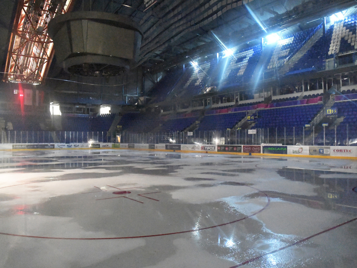 Na snímke roztápajúca sa ľadová plocha v košickej hokejovej Steel Aréne kvôli vysokým cenám energií