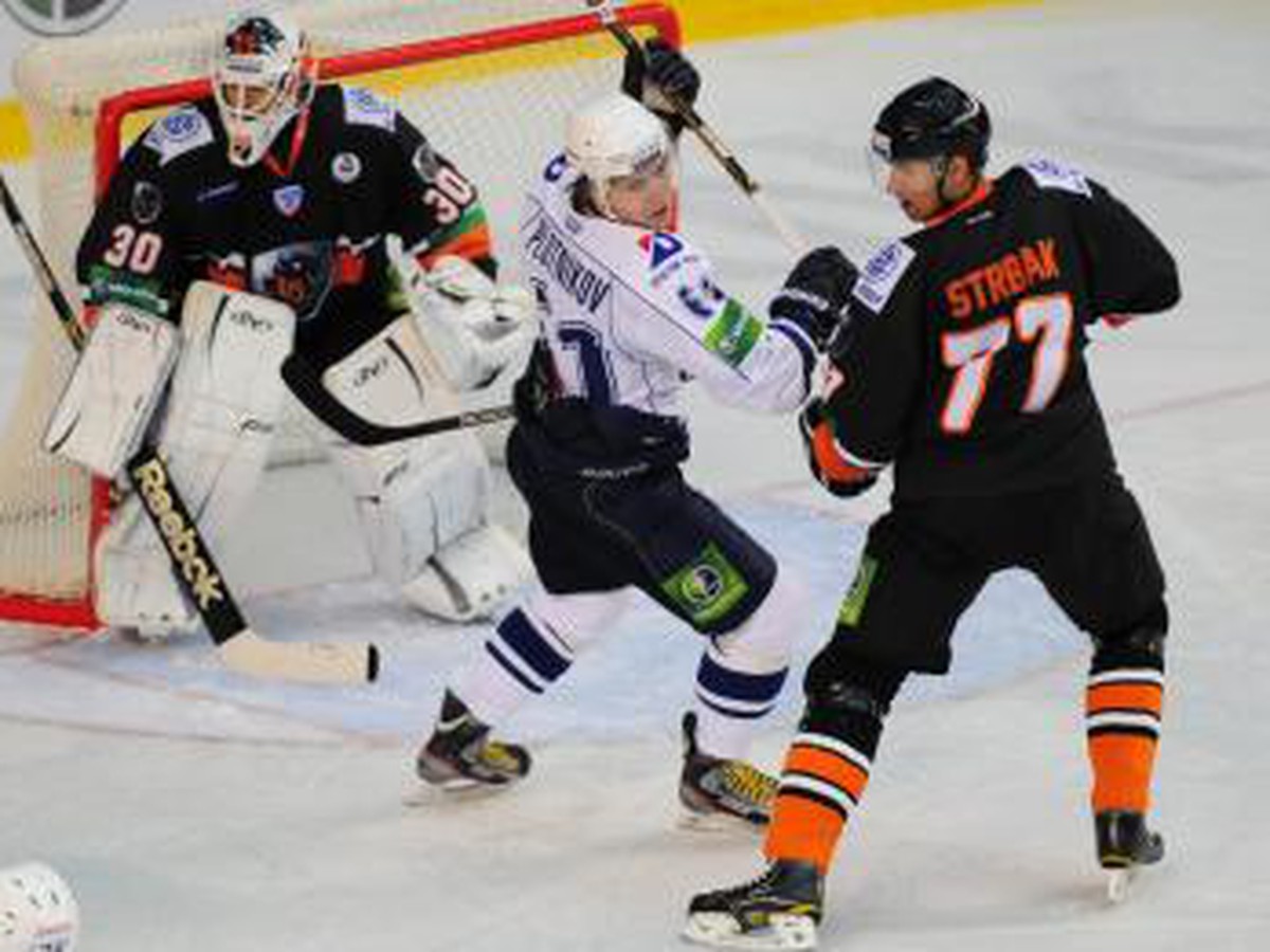 brankár HC Lev Poprad Tomáš Duba, uprostred Sergej Plotnikov a vpravo obranca HC Lev Martin Štrbá