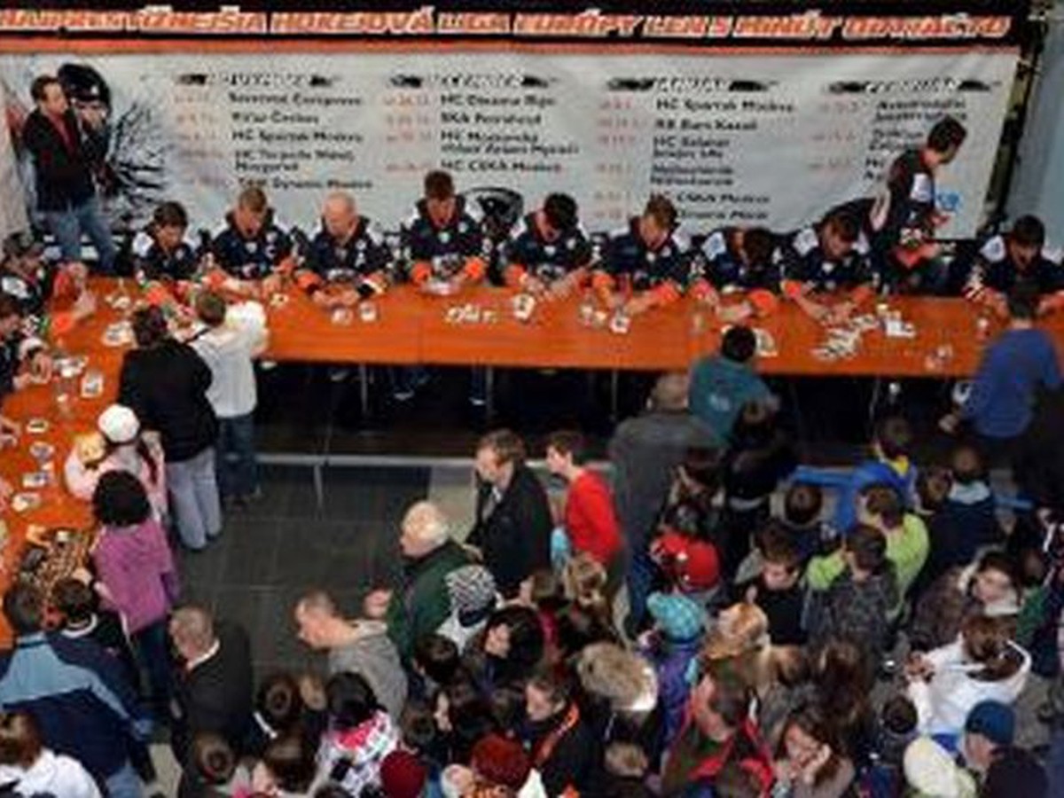 Hokejisti HC Lev rozdávajú podpisy fanúšikom