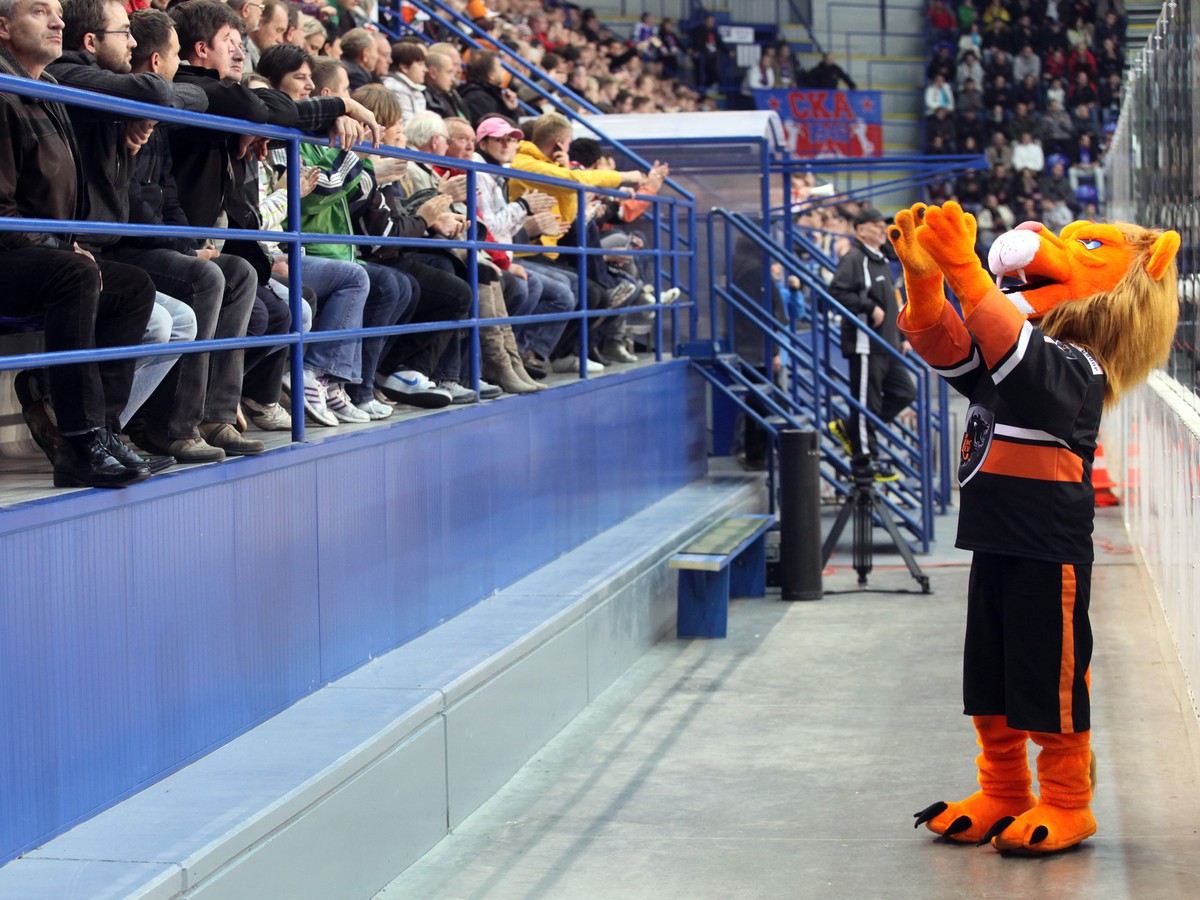 Maskot Leo na popradskom štadióne