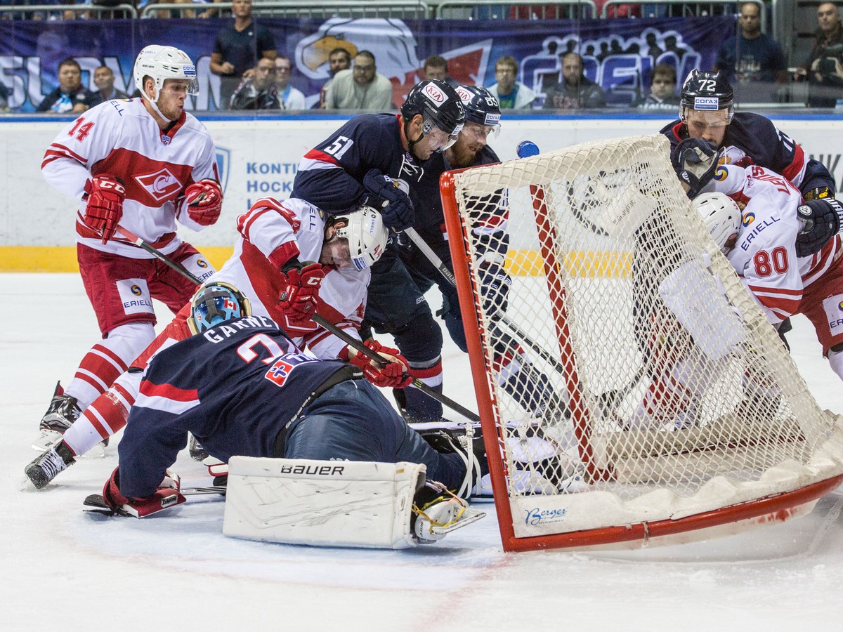 Herná situácia pred bránkou Slovana počas zápasu Kontinentálnej hokejovej ligy (KHL) medzi HC Slovan Bratislava - Spartak Moskva