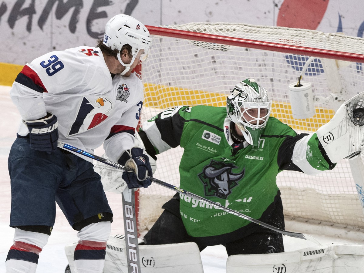 Brendan Ranford tieni pred bránkou Nových Zámkov