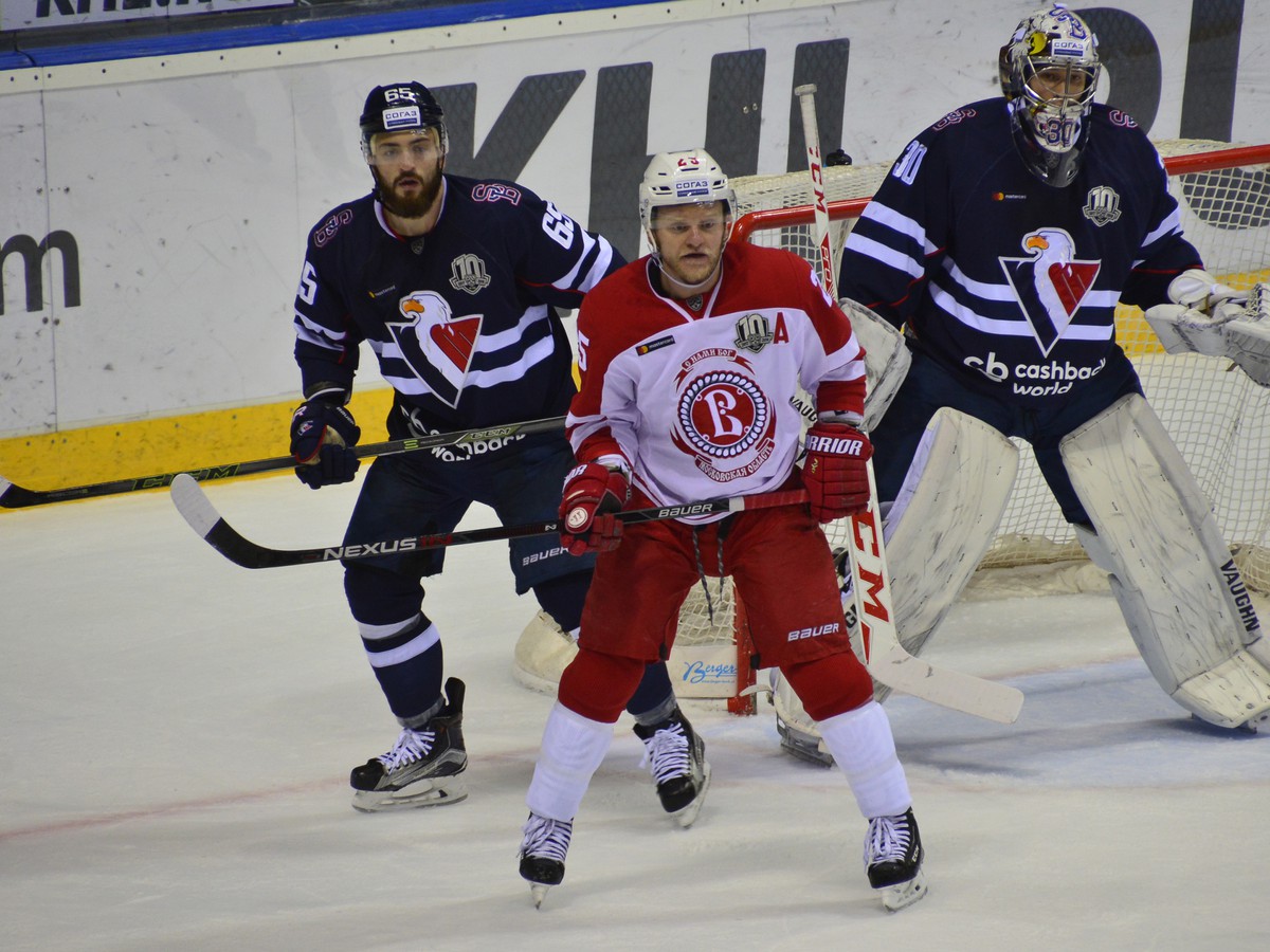 Zľava: Nick Ebert z HC Slovan Bratislava, Alexei Kopeikin z Viťaz Podoľsk a Jakub Štěpánek