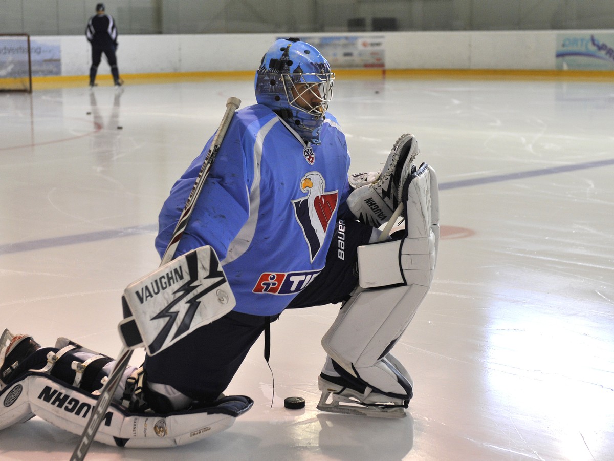 Nový brankár HC Slovan Bratislava kanaďan Michael Garnett počas prvého tréningu s tímom