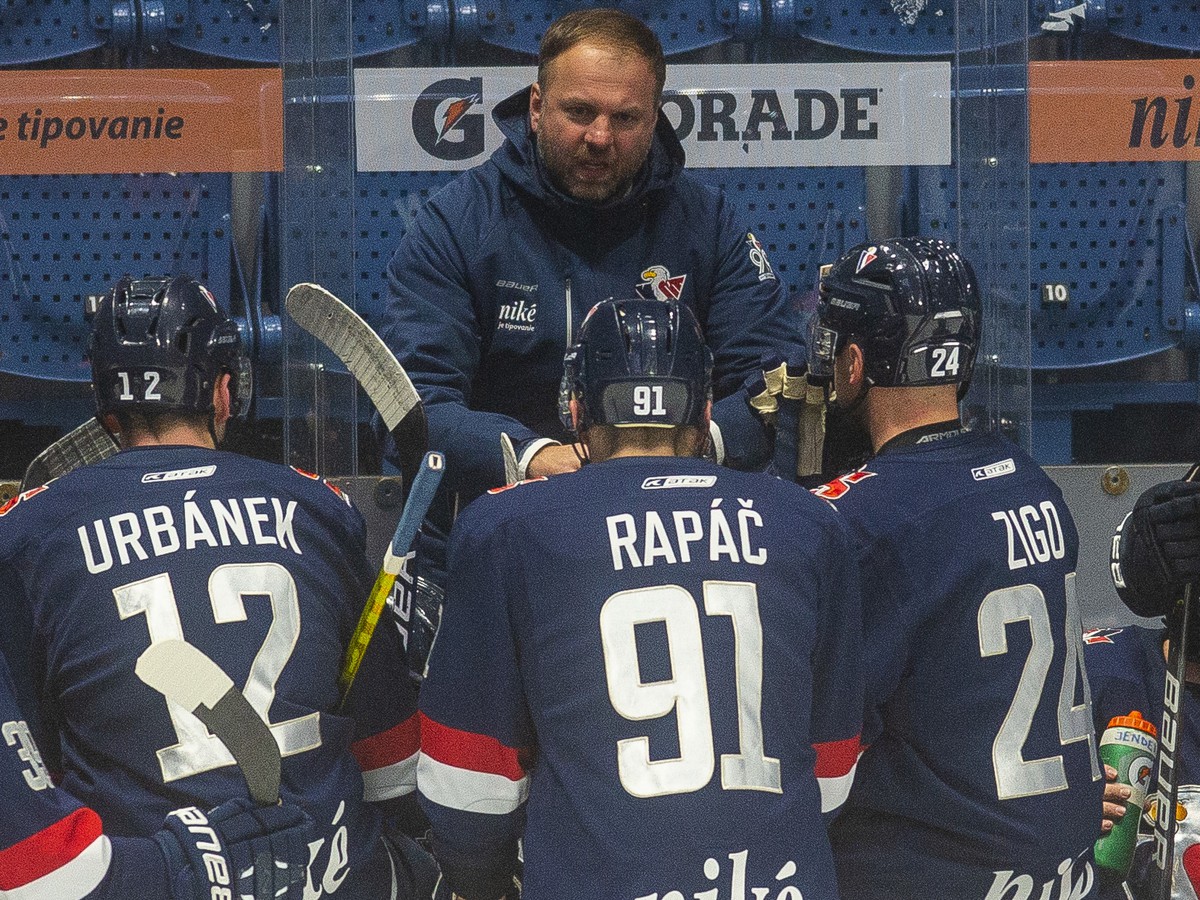 Na snímke hore uprostred tréner HC Slovan Bratislava Robert Döme