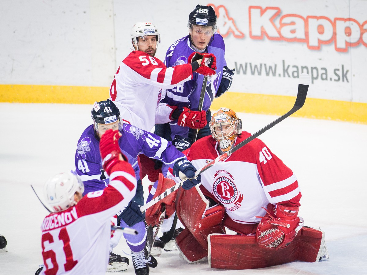 Herná situácia počas zápasu Kontinentálnej hokejovej ligy (KHL) medzi HC Slovan Bratislava - Viťaz Podoľsk