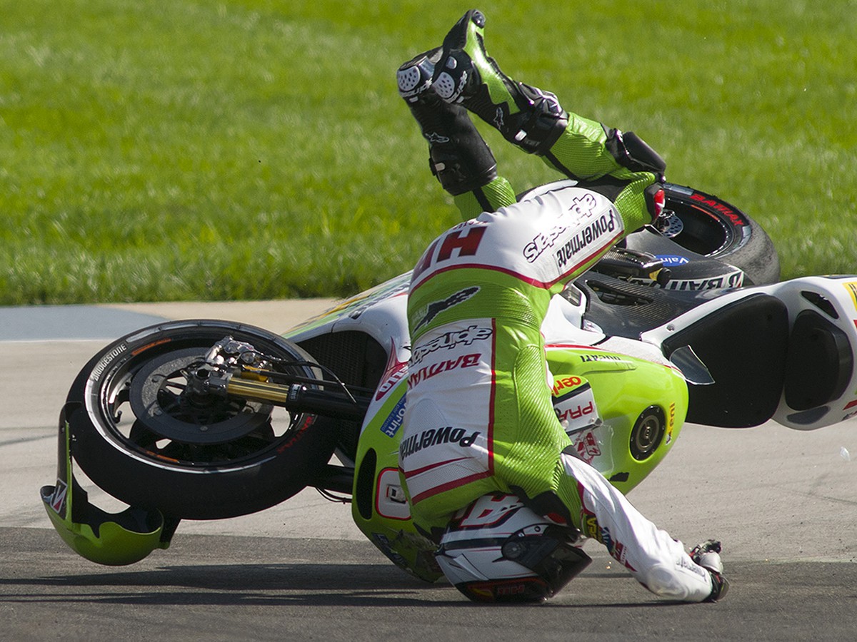 Héctor Barberá si poškodil stavec pri páde na tréningu MotoGP