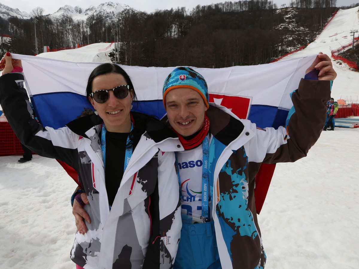 Zjazdoví lyžiari Miroslav Haraus a Henrieta Farkašová oslavujúc striebornú a zlatú medailu v zjazde zrakovo postihnutých