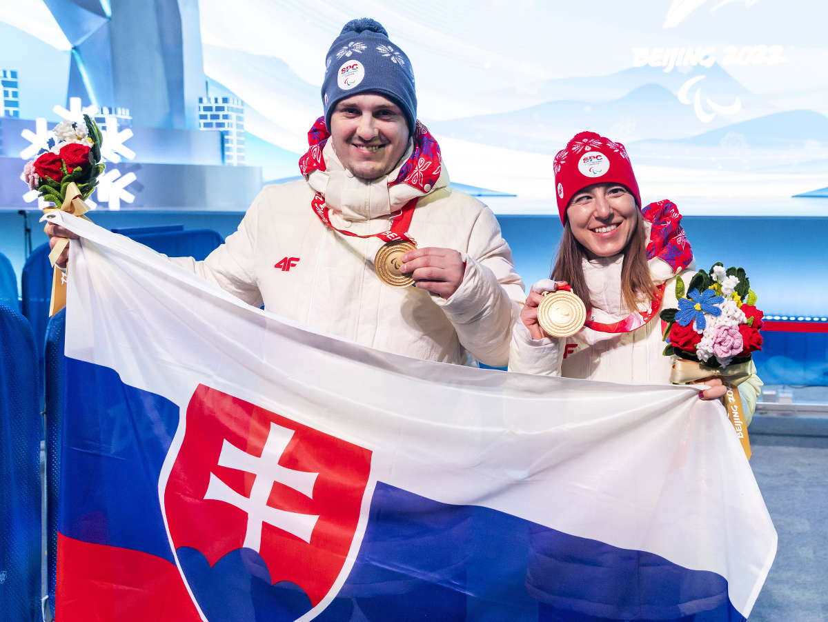 Sprava: Slovenská zjazdová lyžiarka Henrieta Farkašová a jej navádzač Martin Motyka, ktorí získali zlatú medailu v disciplíne paraalpské lyžovanie žien počas medailového ceremoniálu v rámci XIII. zimných paralympijských hier 2022 v Pekingu