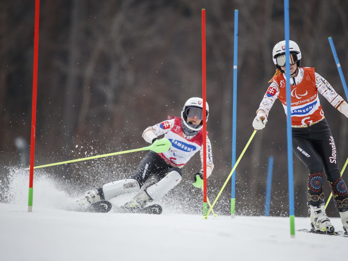 Slovenská lyžiarka Henrieta Farkašová (vľavo) s navádzačkou Natáliou Šubrtovou (vpravo) na trati slalomu žien v alpskom lyžovaní na XII. zimných paralympijských hrách v Pjongčangu 18. marca 2018.