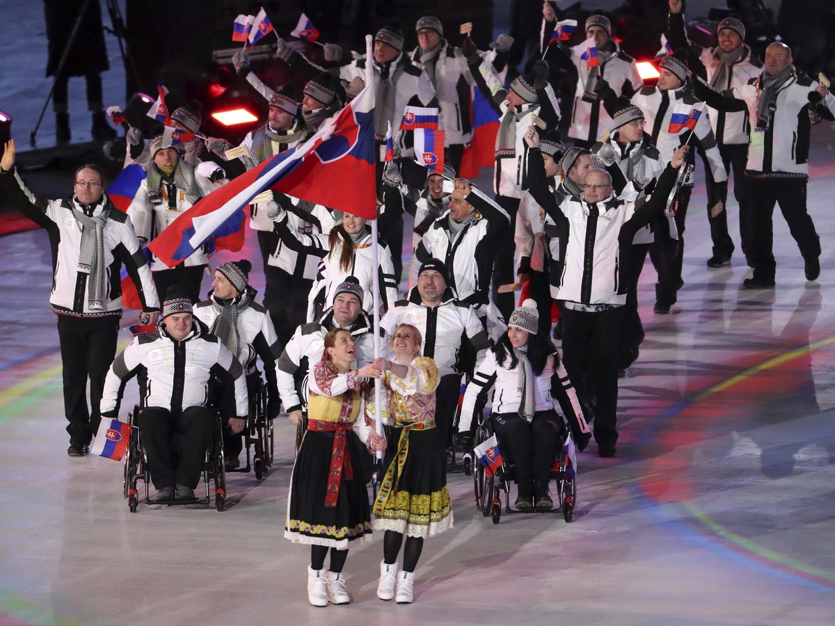 Henrieta Farkašová nesie slovenskú vlajku počas otváracieho ceremoniálu zimných paralympijských hier