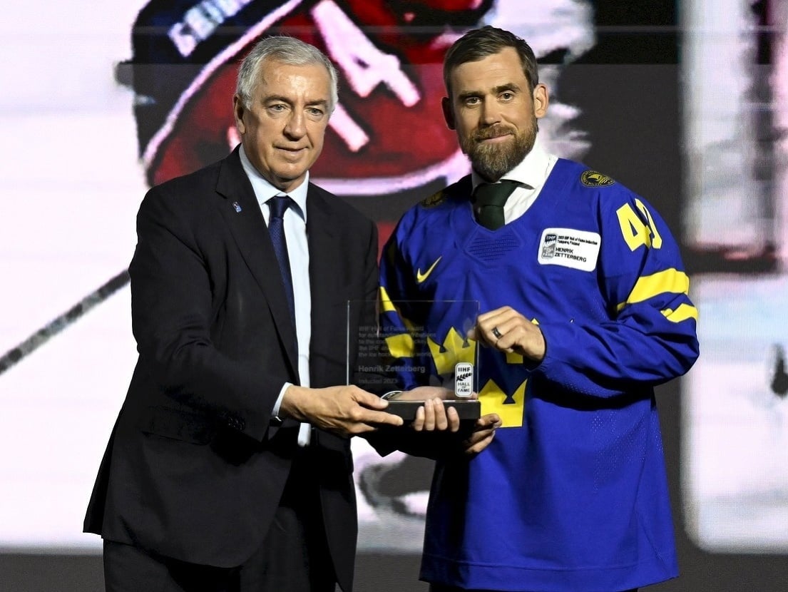 Prezident IIHF Luc Tardif a legendárny Henrik Zetterberg, ktorý bol uvedený do Siene slávy IIHF