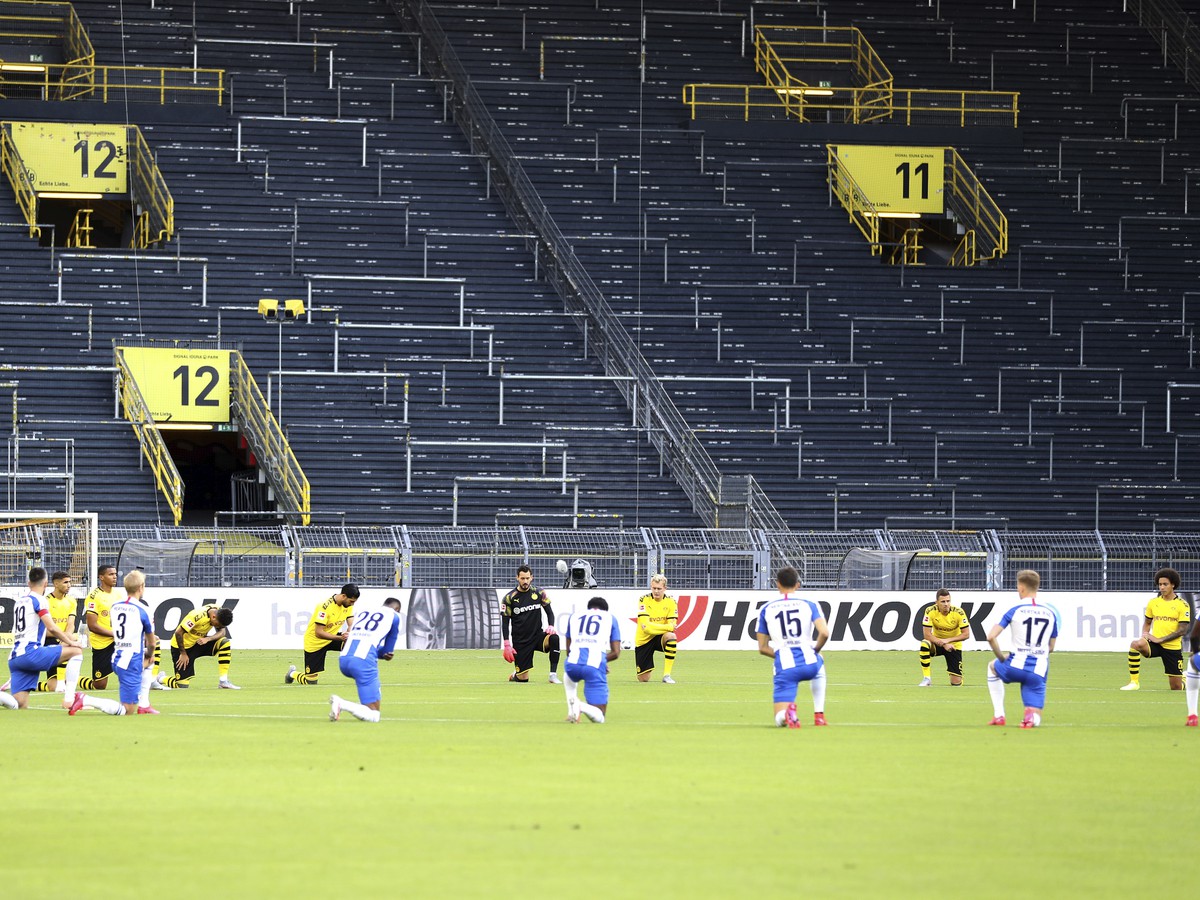 Hráči Borussie Dortmundu a Herthy Berlín pred zápasom nemeckej Bundesligy