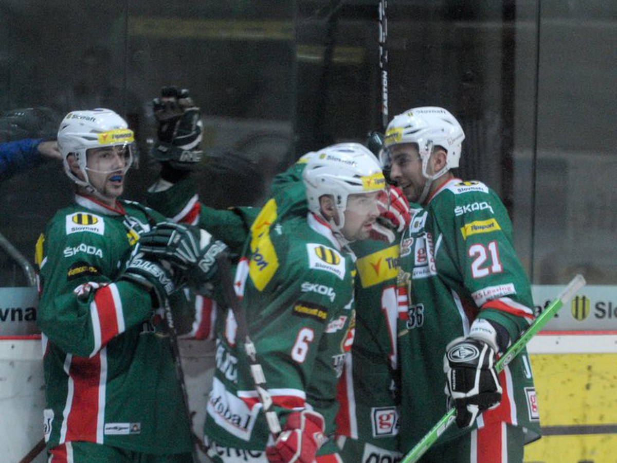 Radosť hráčov Skalice po úvodnom strelenom góle proti Košiciam v zápase 28. kola Tipsport extraligy (2.12.) 