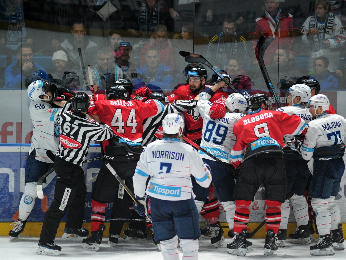 Hromadná roztržka medzi hokejistami HK Nitra a HC '05 iClinic Banská Bystrica