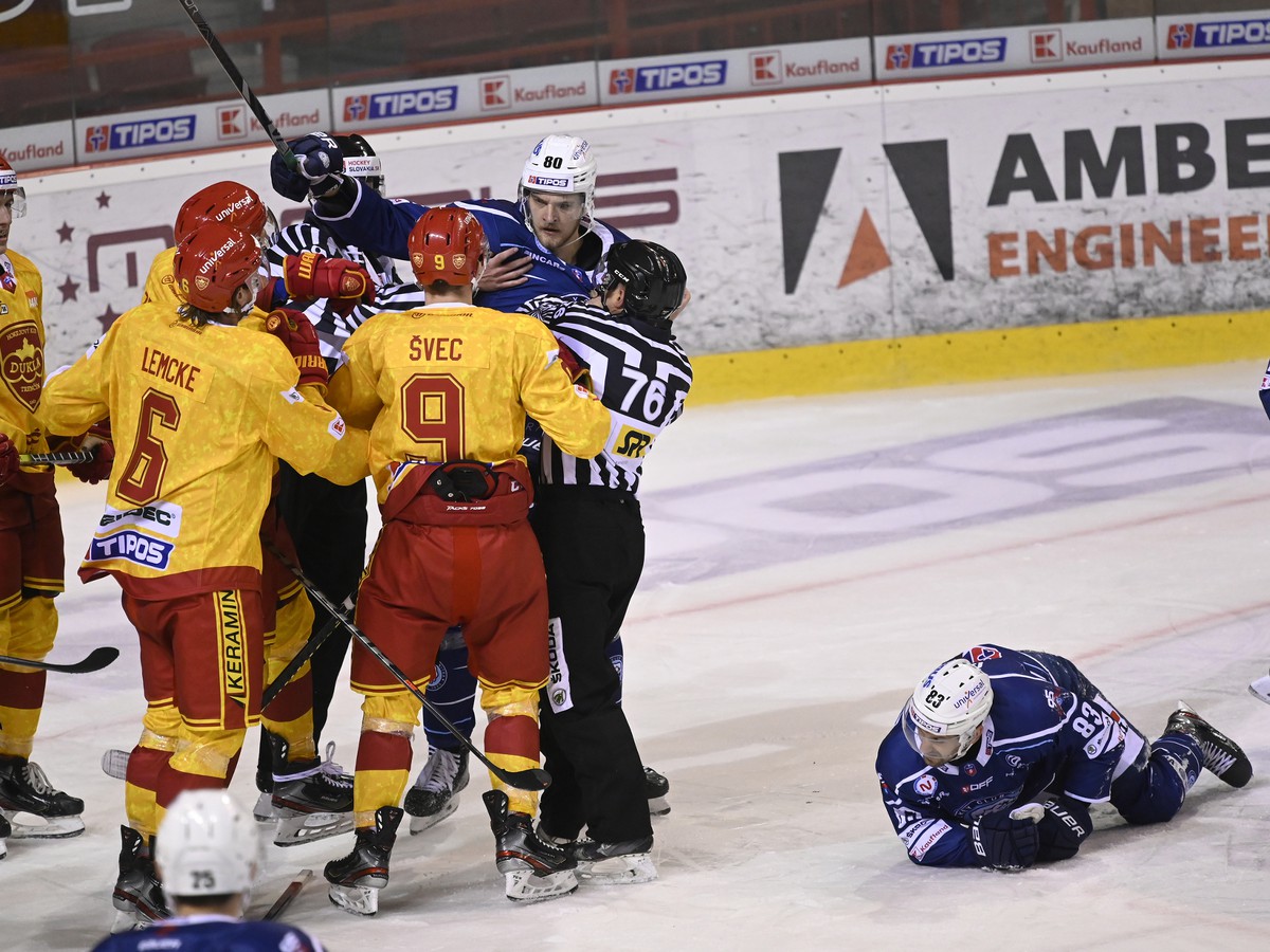 Rozhodci ukončujú šarvátku Tomáša Hrnku (HK Nitra) s hráčom Dukly Trenčín Jozefom Švecom