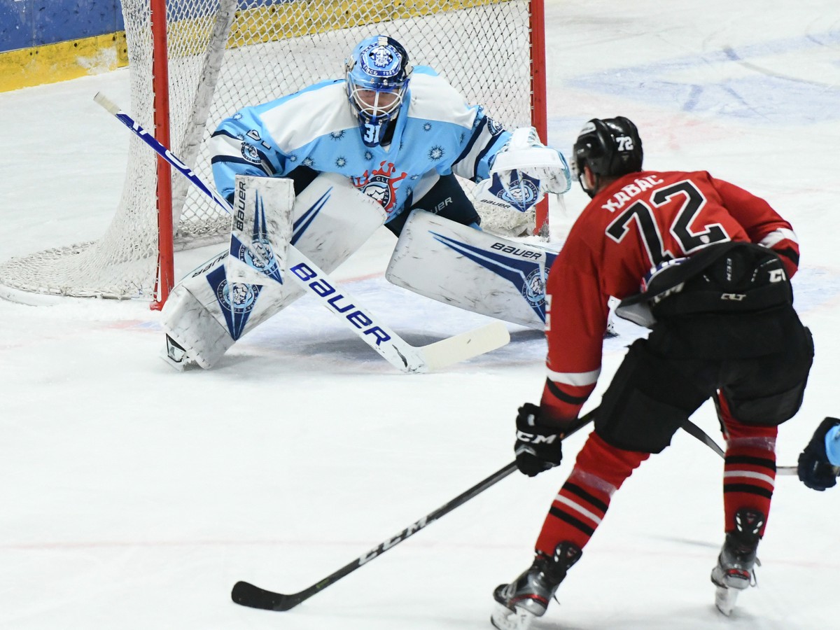 Na snímke zľava brankár Evan Cowley (Nitra) a Michal Kubáč (Banská Bystrica) v zápase 21. kola hokejovej Tipsport extraligy medzi HK Nitra a HC‘05 Banská Bystrica