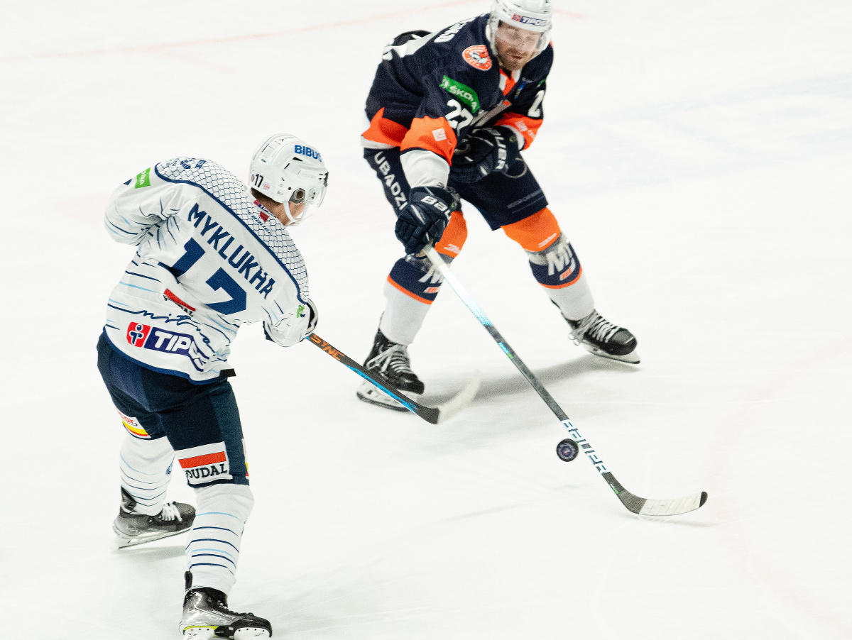Na snímke zľava Oleksij Myklucha (Nitra) a Radovan Puliš (Michalovce) v zápase 5. kola hokejovej Tipos extraligy