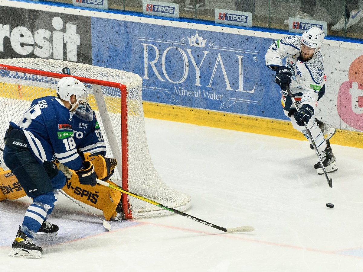 Na snímke zľava Anthony Nellis (Spišská Nová Ves) a Róbert Varga (Nitra) v zápase 7. kola hokejovej Tipos extraligy 
