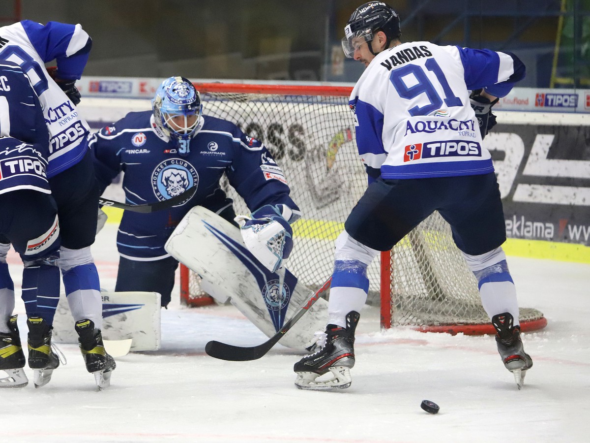 Na snímke zľava brankár Nitry Evan Cowley a Michael Vandas (Poprad) počas súboja 40. kola Tipos extraligy medzi HK Nitra a HK Poprad