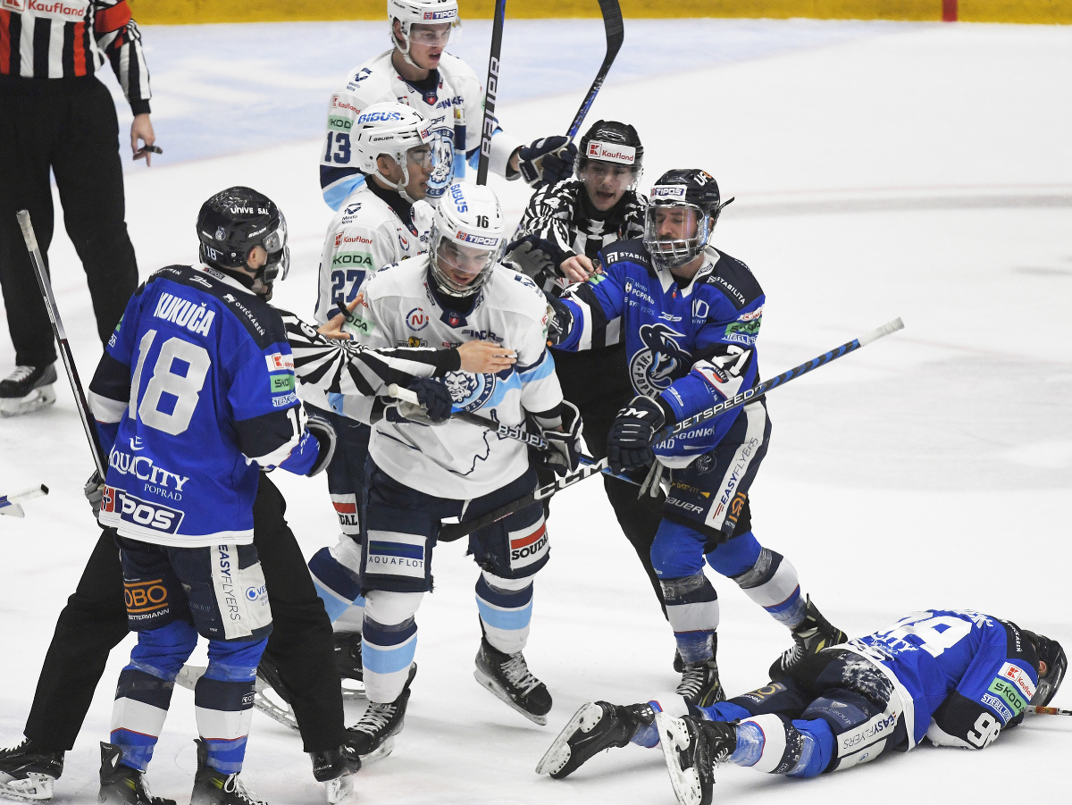 Šarvátka v druhom zápase štvrťfinále play-off hokejovej Tipos extraligy medzi HK Poprad - HK Nitra