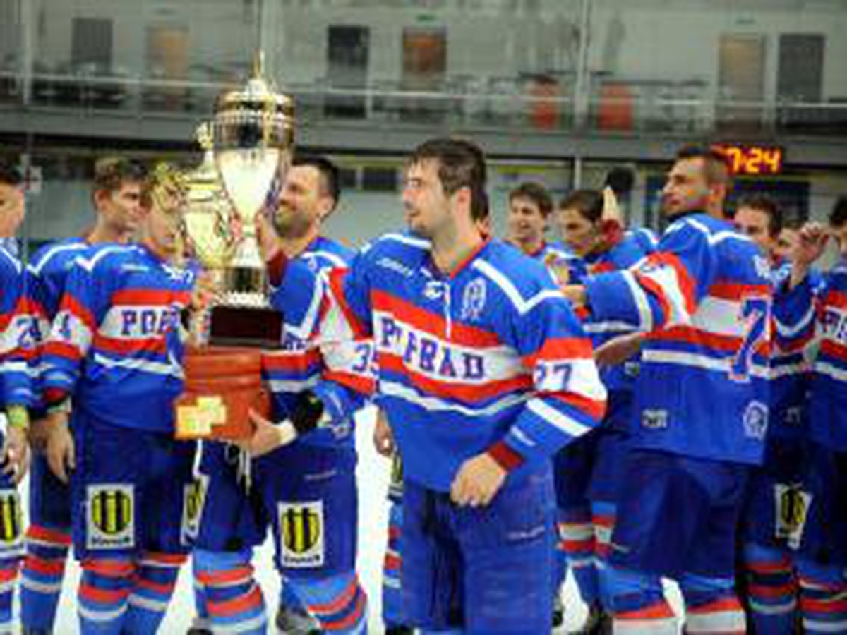 Hokejisti Popradu s trofejou pre víťaza
