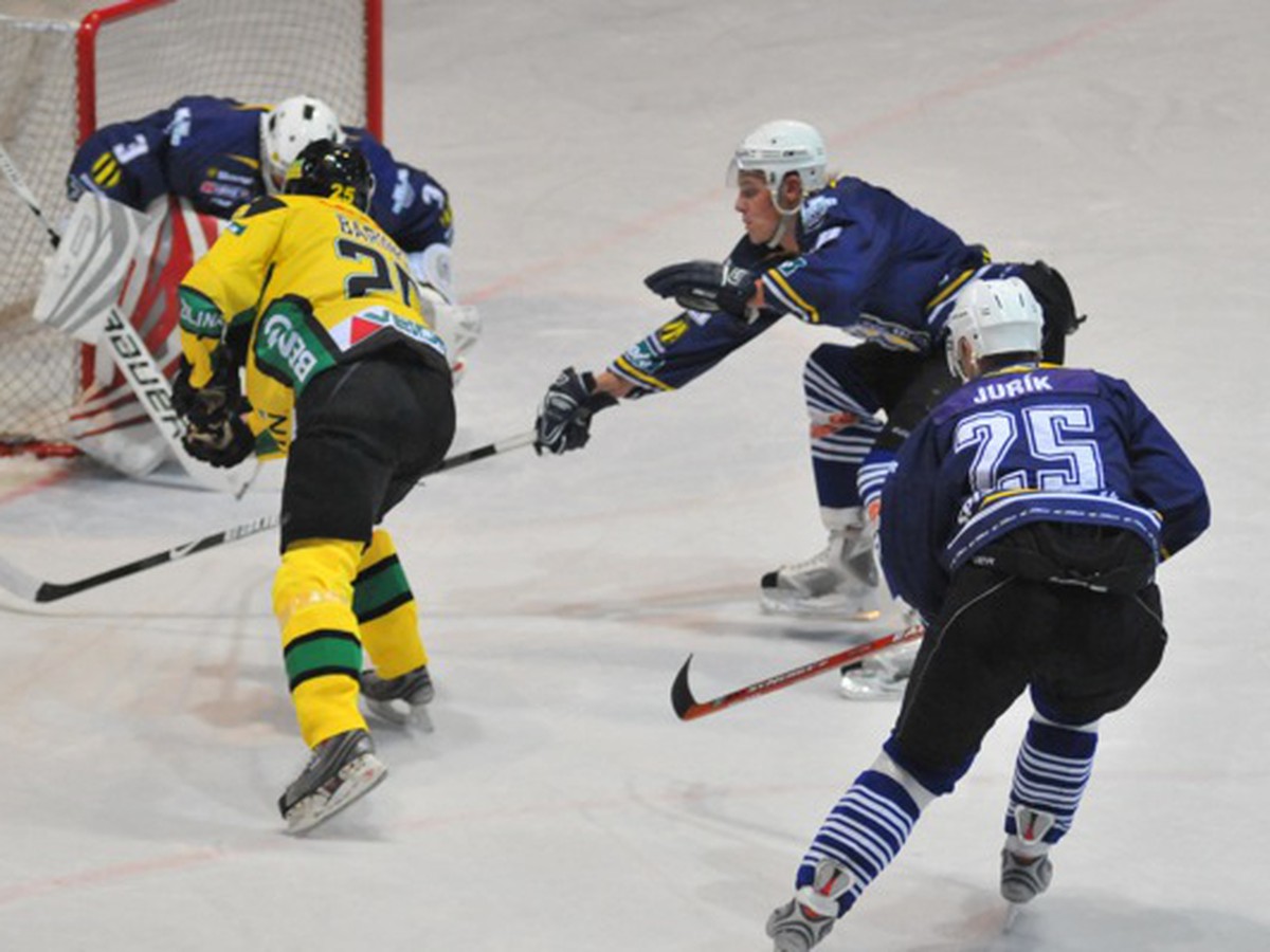 Peter Barinka v gólovej príležitosti v zápase hokejovej Slovnaft extraligy medzi HK Spišská Nová Ves a MsHK GARMIN Žilina.